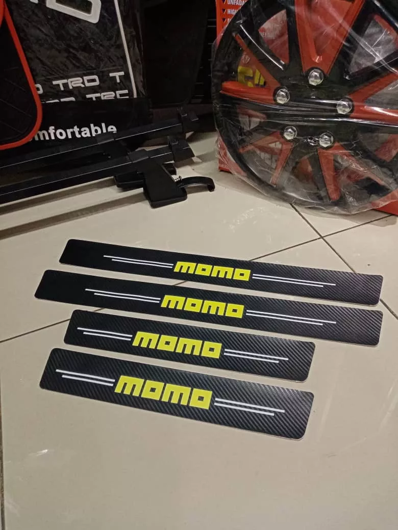 CUBRE SOCALO PISADERAS PEGATINA DE FIBRA DE CARBONO MOMO - 4