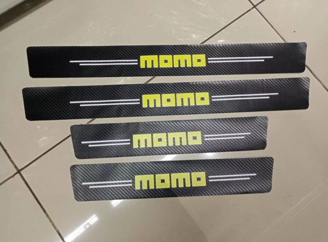 CUBRE SOCALO PISADERAS PEGATINA DE FIBRA DE CARBONO MOMO - 5