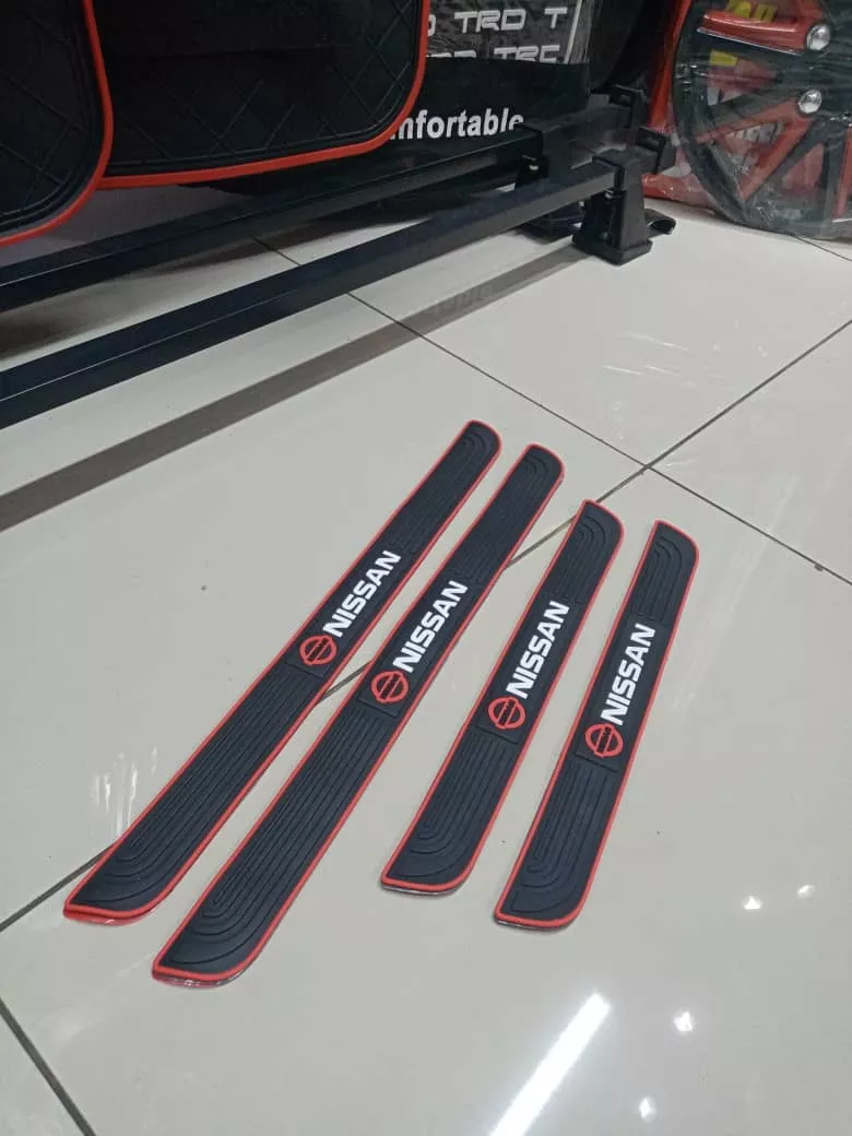 X4 GOMA PISADERA MULTIFUNCIÓN CUBRE SOCALOS NISSAN PROTECTOR - 5