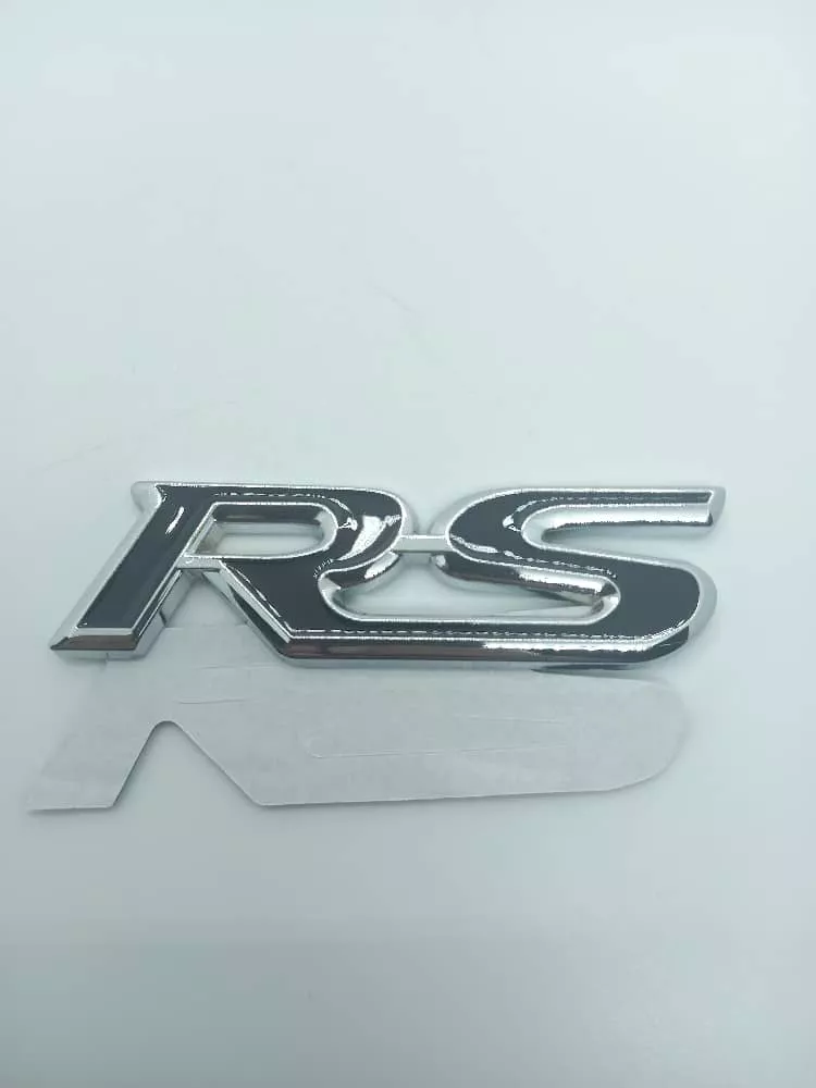 EMBLEMA PARRILLA APERNADO METÁLICO MODELO RS PARA AUTO NEGRO - 2