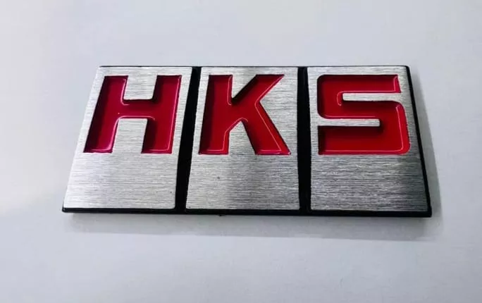 EMBLEMA PEGATINA ADHESIVO METÁLICO MODELO HKS LETRA ROJA - 3