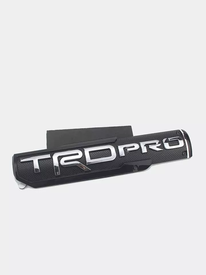 EMBLEMA INSIGNIA 3D TRD PRO ETIQUETA NEGRO LETRA PLATA - 1