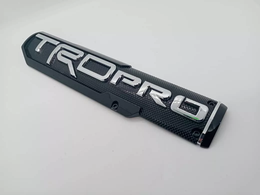 EMBLEMA INSIGNIA 3D TRD PRO ETIQUETA NEGRO LETRA PLATA - 2