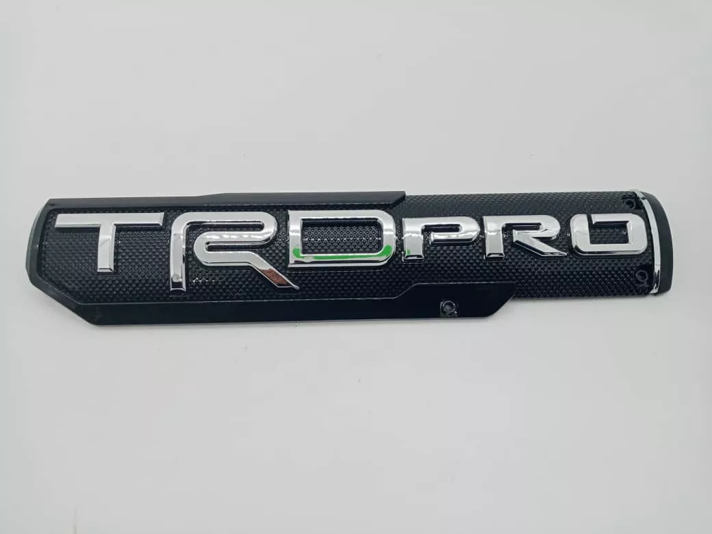 EMBLEMA INSIGNIA 3D TRD PRO ETIQUETA NEGRO LETRA PLATA - 4