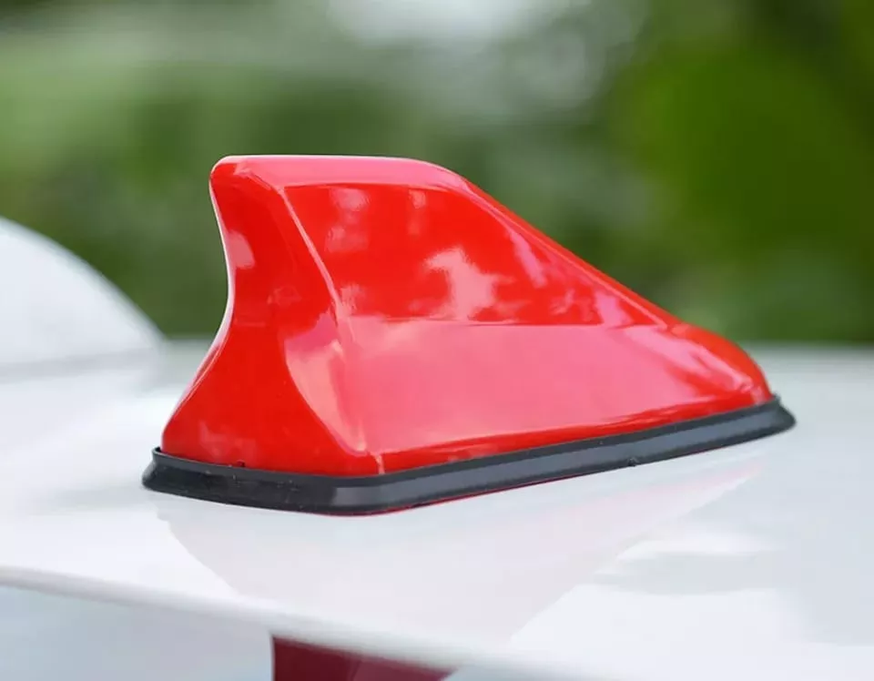 ANTENAS ALETA DE TIBURÓN CON BASE NEGRA PARA AUTOS ROJO - 1