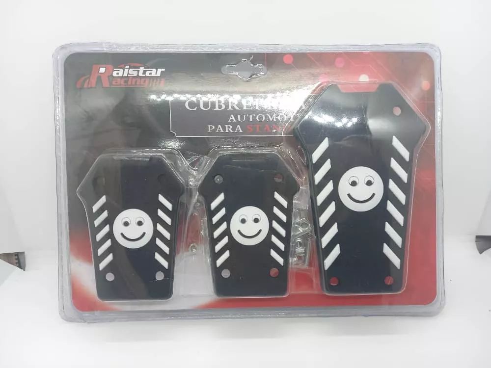 SET CUBRE PEDALES AUTO DISEÑO CARITA FELIZ 3 PIEZA ALUMINIO - 1