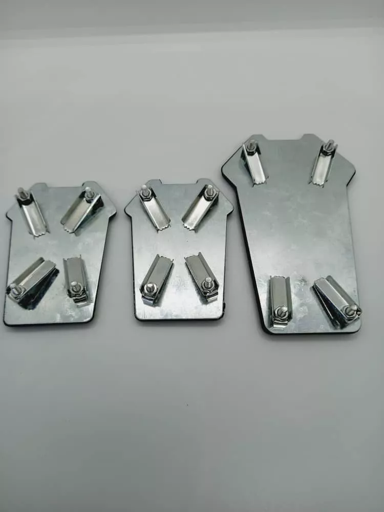 SET CUBRE PEDALES AUTO DISEÑO CARITA FELIZ 3 PIEZA ALUMINIO - 2