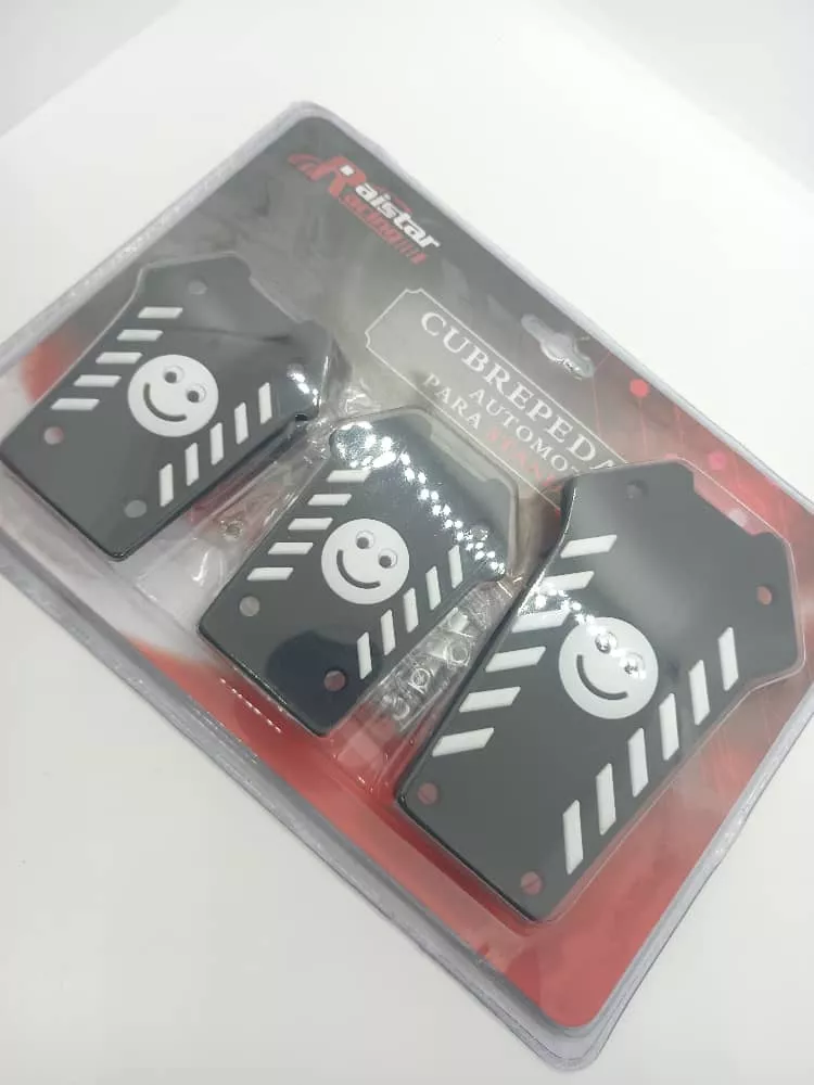 SET CUBRE PEDALES AUTO DISEÑO CARITA FELIZ 3 PIEZA ALUMINIO - 4