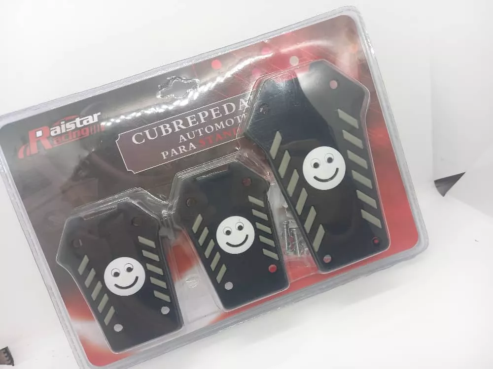 SET CUBRE PEDALES AUTO DISEÑO CARITA FELIZ 3 PIEZA ALUMINIO - 1