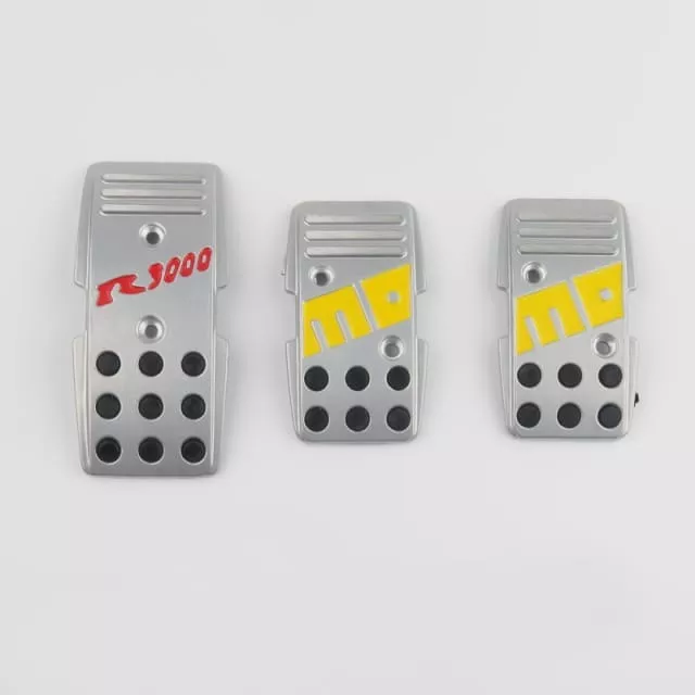SET CUBRE PEDALE AUTO MOMO 3 PIEZA ALUMINIO CROMAD LETRA/AMA - 1