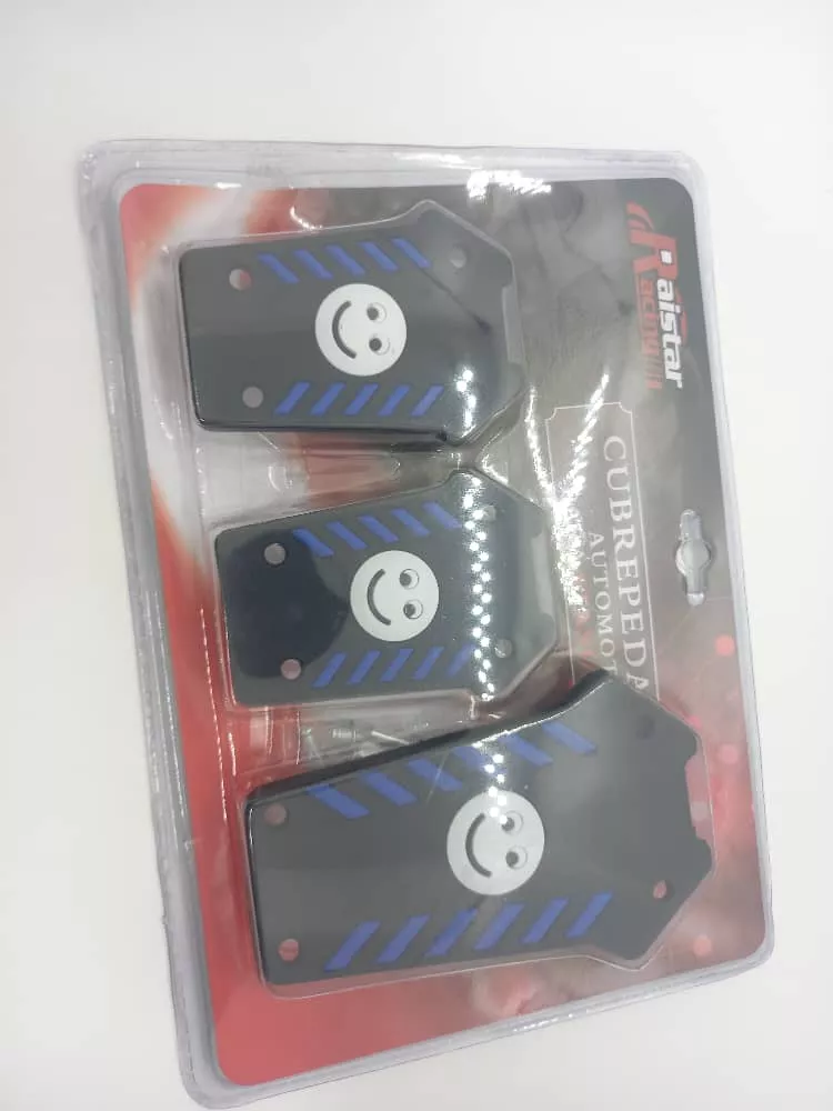 SET CUBRE PEDALES AUTO DISEÑO CARITA FELIZ 3 PIEZA ALUMINIO - 3