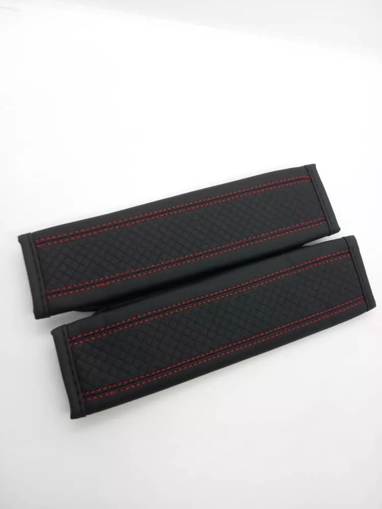CUBRE CINTURÓN DE SEGURIDAD DE AUTOS ECO CUERO HILO ROJO - 4