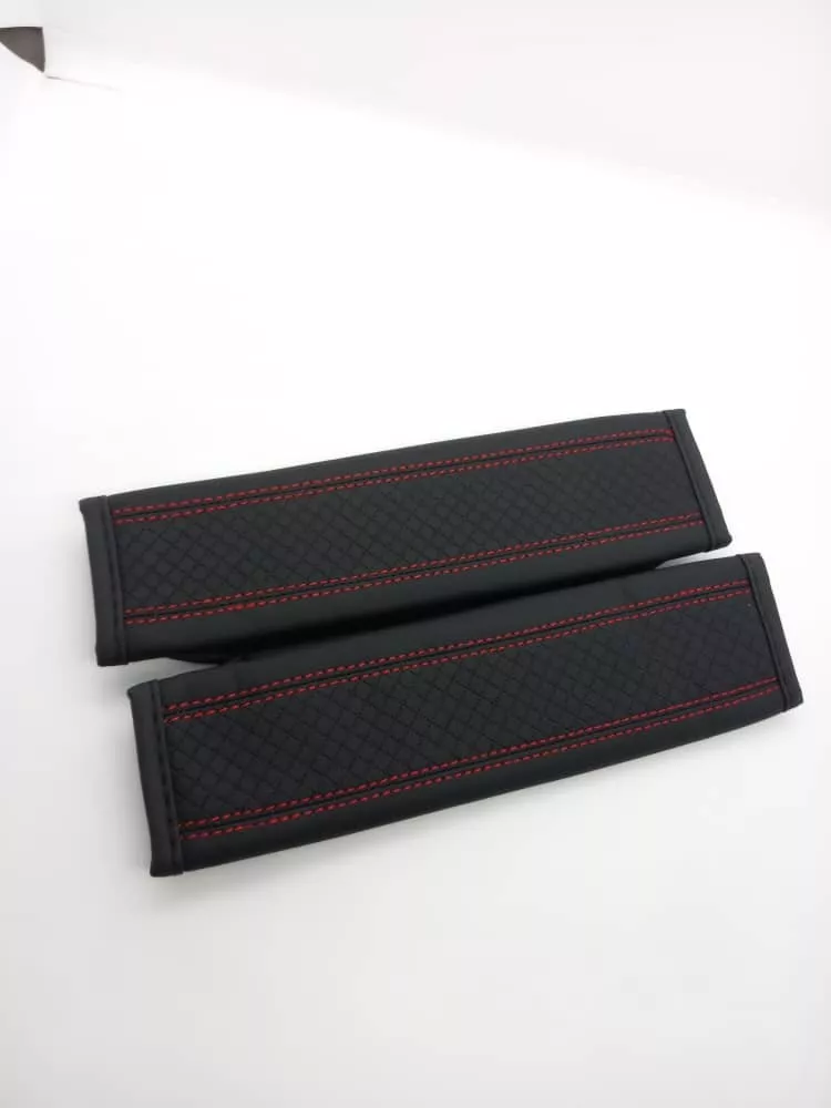 CUBRE CINTURÓN DE SEGURIDAD DE AUTOS ECO CUERO HILO ROJO - 5