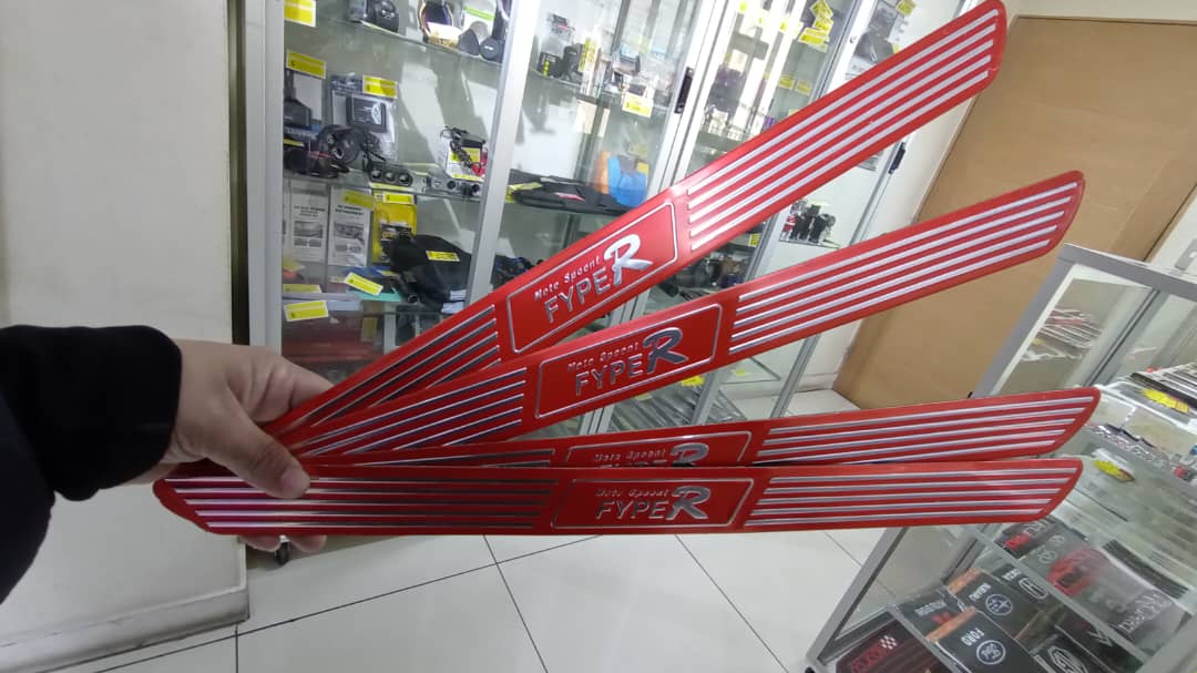 PACK X4 CUBRE ZÓCALOS FYPER PISADERAS PUERTAS AUTOS UNIVERSALES TUNNING PLÁSTICO AUTOADHESIVOS - 1