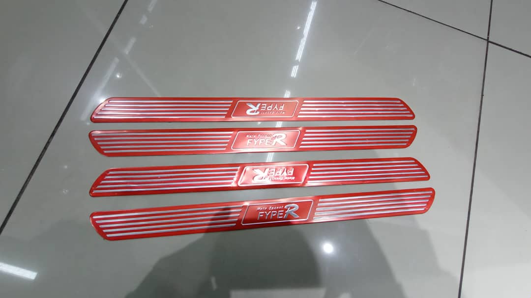 PACK X4 CUBRE ZÓCALOS FYPER PISADERAS PUERTAS AUTOS UNIVERSALES TUNNING PLÁSTICO AUTOADHESIVOS - 3