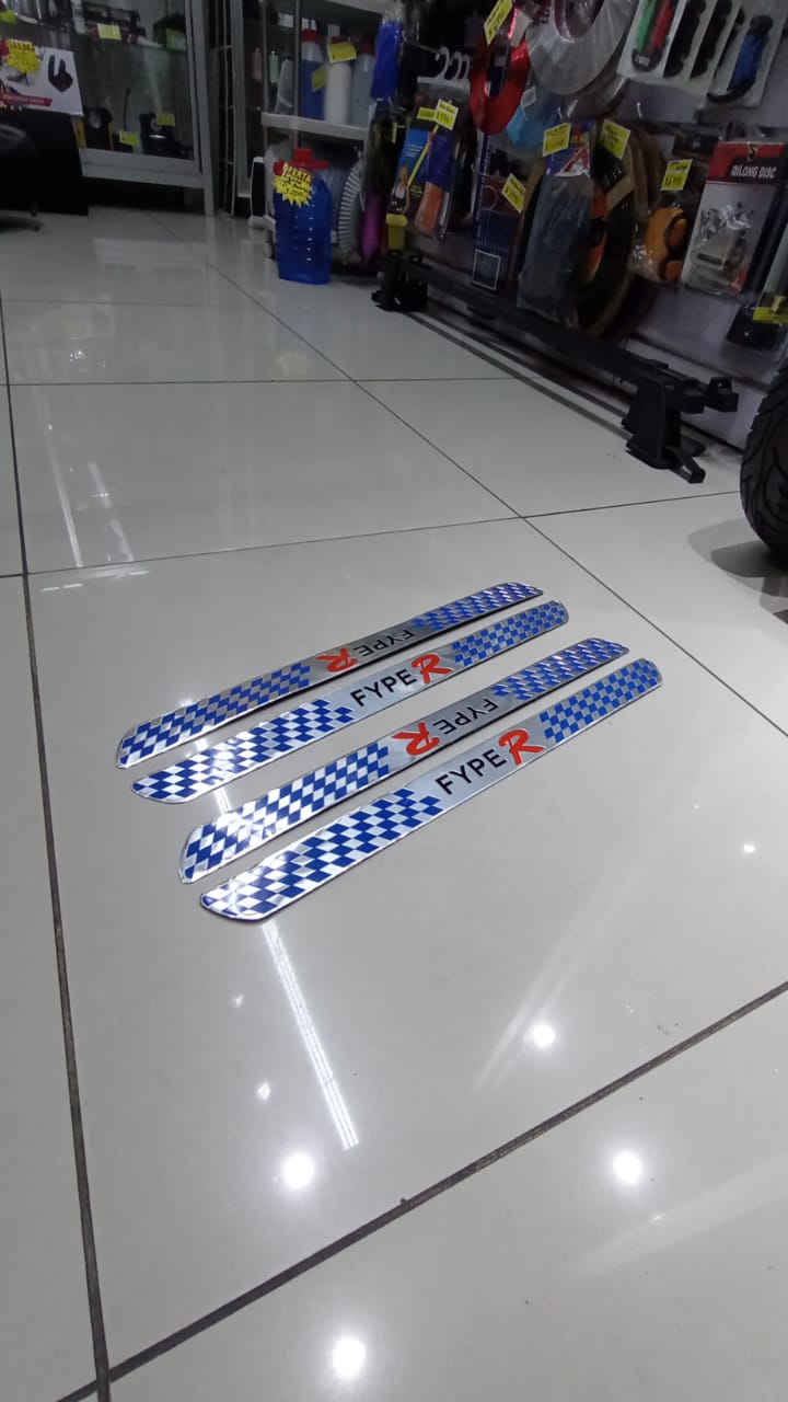 PACK X4 CUBRE ZÓCALOS FYPER PISADERAS PUERTAS AUTOS UNIVERSALES TUNNING PLÁSTICO AUTOADHESIVOS - 3