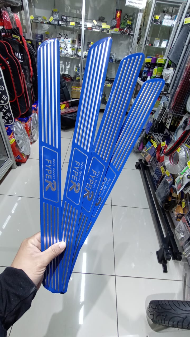 PACK X4 CUBRE ZÓCALOS FYPER PISADERAS PUERTAS AUTOS UNIVERSALES TUNNING PLÁSTICO AUTOADHESIVOS - 3