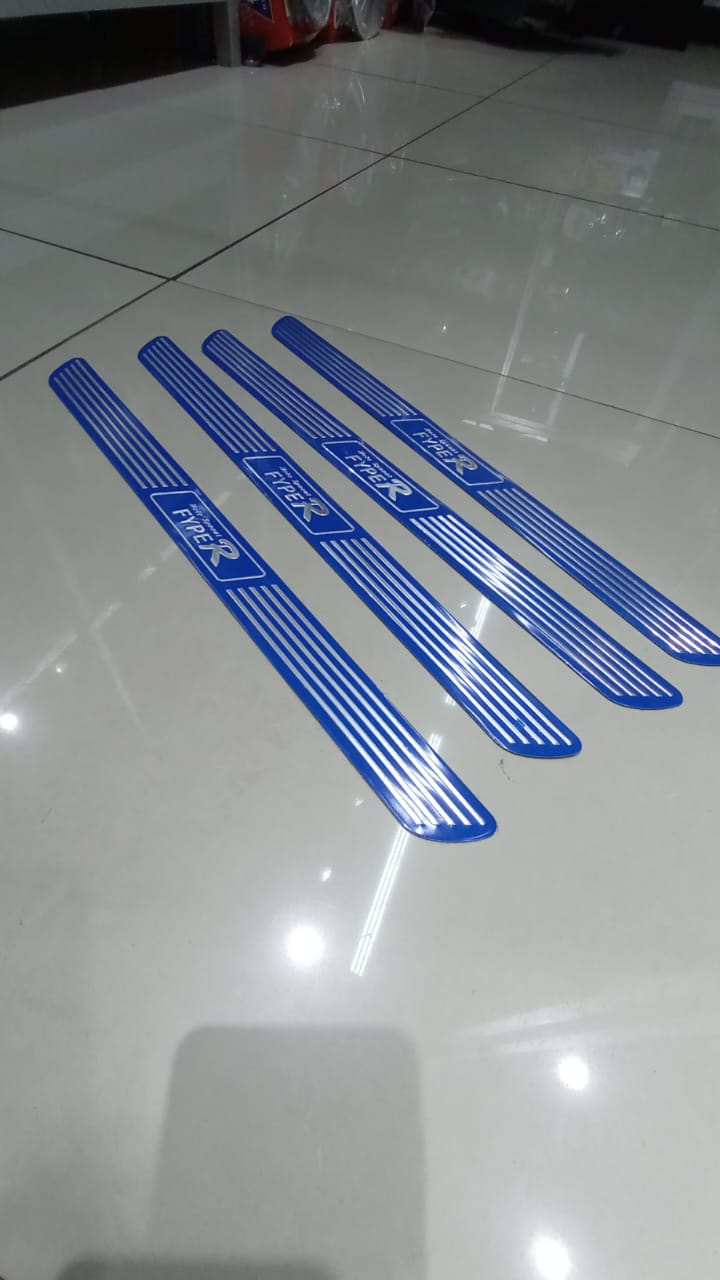 PACK X4 CUBRE ZÓCALOS FYPER PISADERAS PUERTAS AUTOS UNIVERSALES TUNNING PLÁSTICO AUTOADHESIVOS - 4