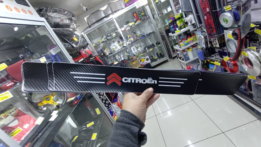 CUBRE ZÓCALO PISADERAS PEGATINA FIBRA CARBONO EN ECO CUERO PERFIL PUERTAS ANTIARAÑAZO - 1