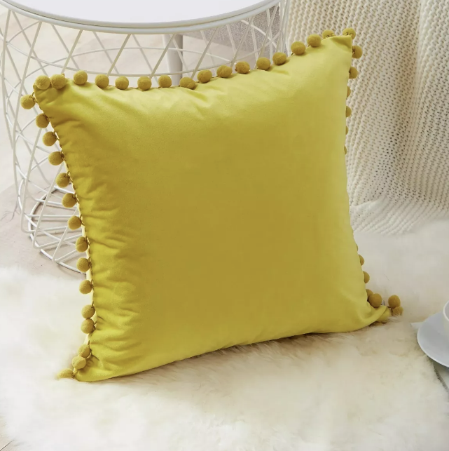 FUNDA RIQUI COJINES POMPONES MEDIDA 45 X 45 CM TERCIOPELO AMARILLO - 1