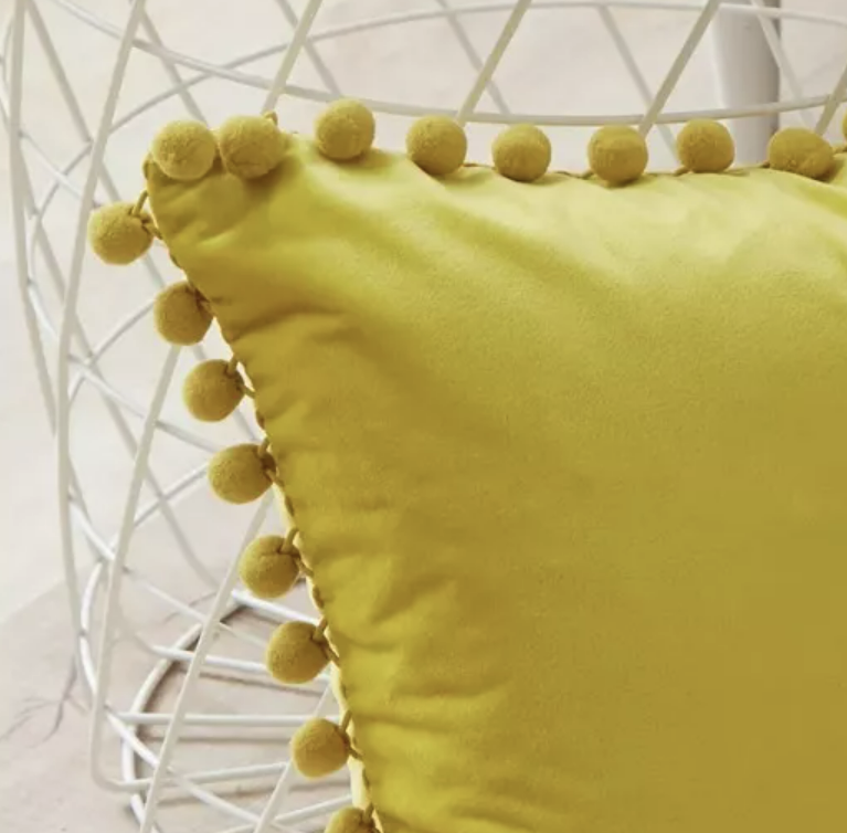 FUNDA RIQUI COJINES POMPONES MEDIDA 45 X 45 CM TERCIOPELO AMARILLO - 2