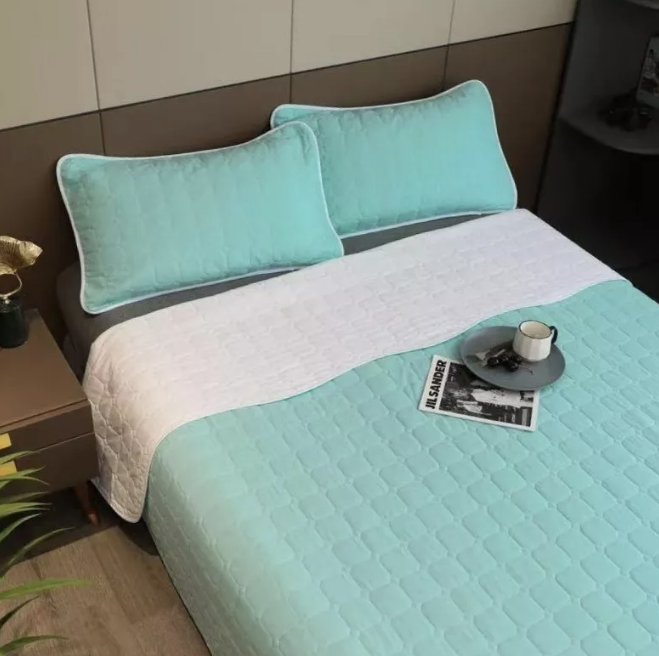 CUBRECAMA QUILT COBERTOR KING CELESTE Y BLANCO - 1