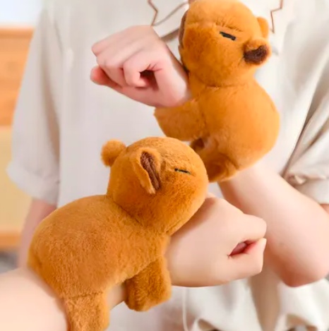 PELUCHE CAPIBARA ABRAZA MUÑECA CARPINCHO - 3