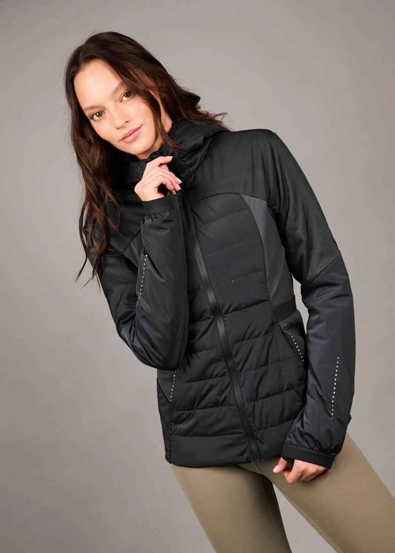 PARKA DEPORTIVA NIKKAL BLACK CON CAPUCHA Y PANELES ACOLCHADOS - 2