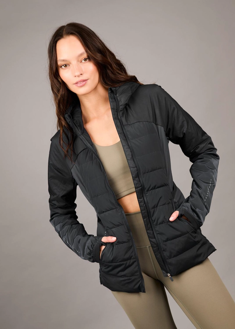 PARKA DEPORTIVA NIKKAL BLACK CON CAPUCHA Y PANELES ACOLCHADOS - 3