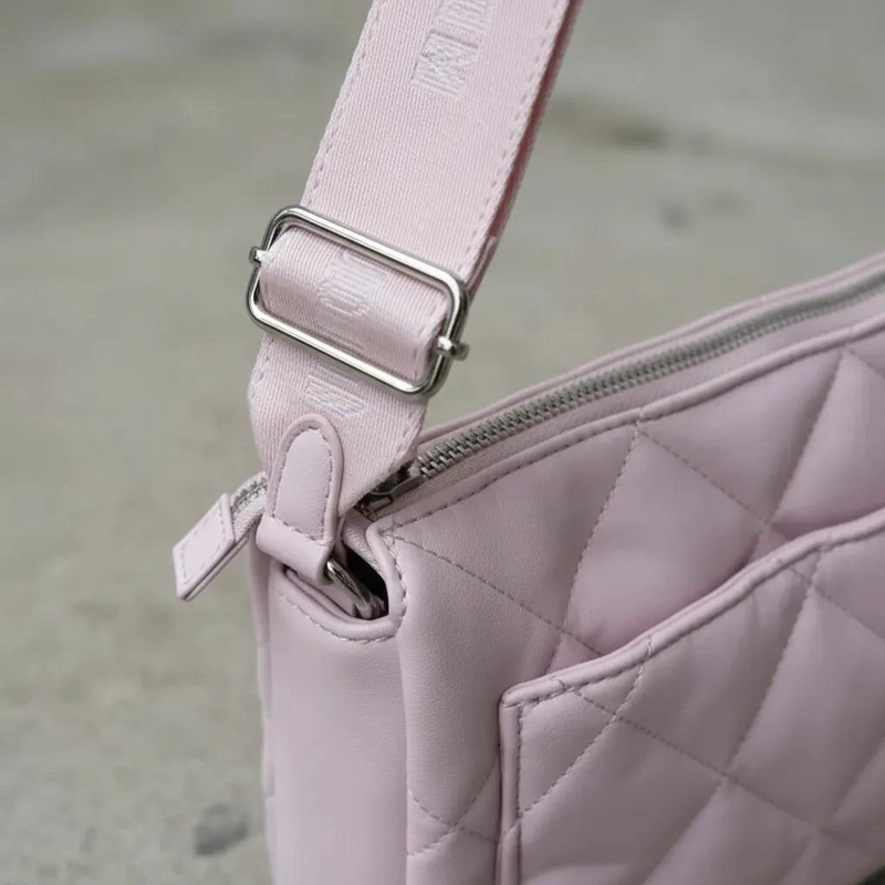 CARTERA O CROSSBODY STEVE MADDEN MODELO BPIERO2 ROSA LISA PLATEADO - 7