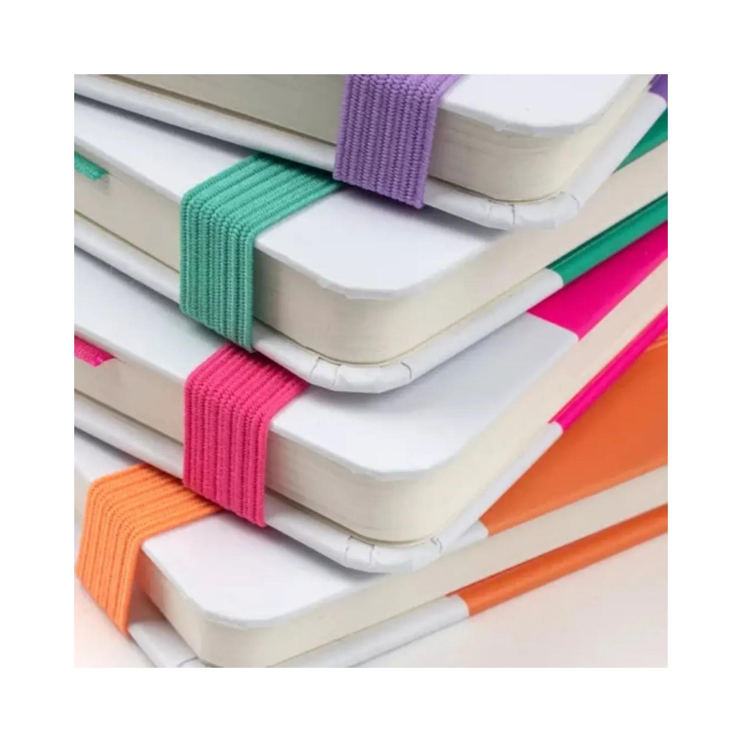 LIBRETA PEQUEÑA 14X9CM CON ELASTICO. PANTONE - 7
