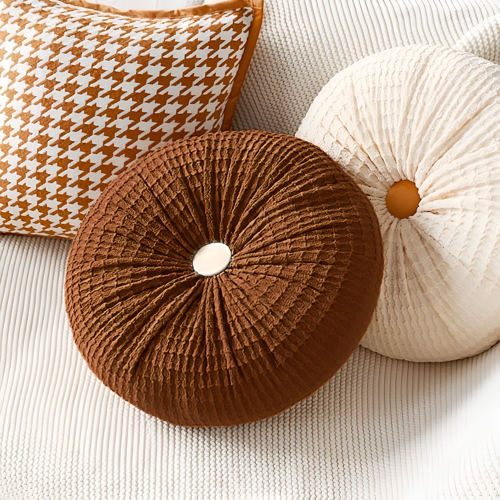 SET DE 2 COJINES DISEÑO BOTON COLOR BEIGE/CAFÉ - 1