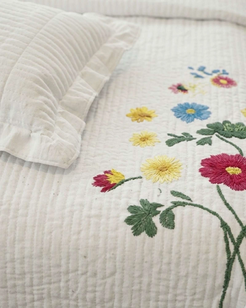 QUILT CUBRECAMA  VERANO ESTAMPADO FLORAL CON BOBOS 2 PLAZAS - 4