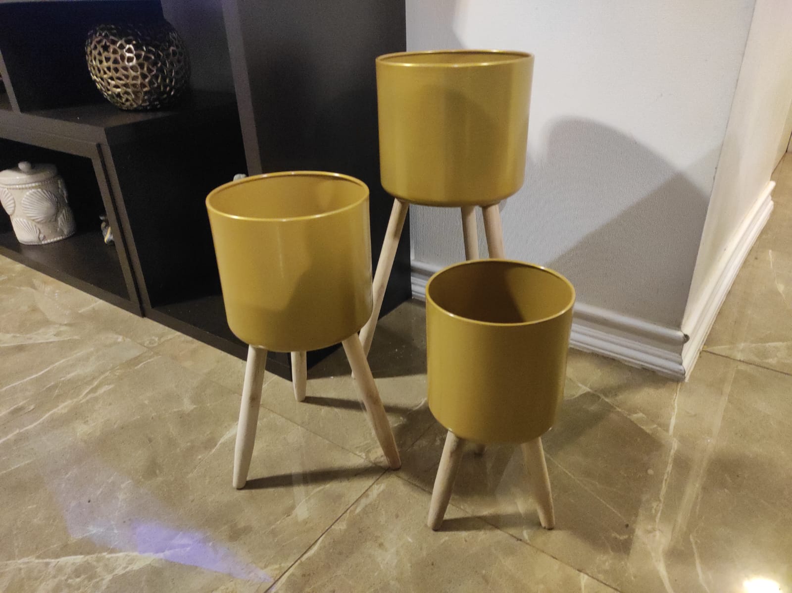 SET 3 PORTA MACETEROS METALICOS COLOR DORADO - 4