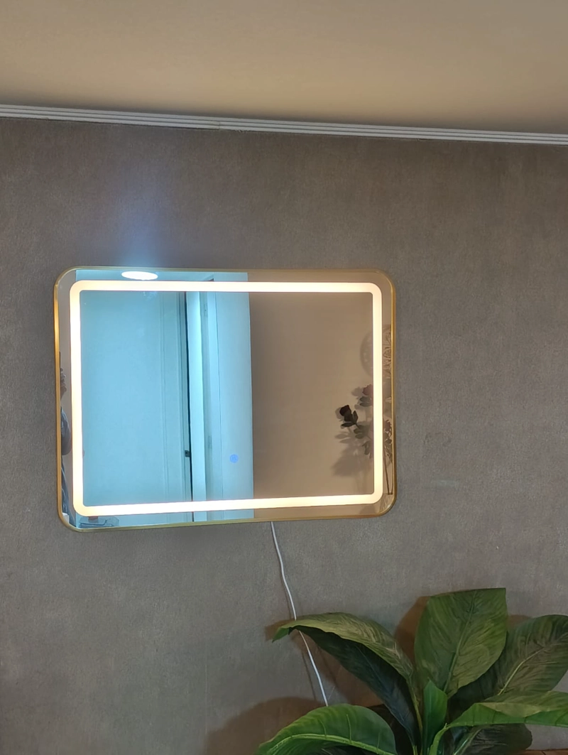 ESPEJO LED RECTANGULAR HORIZONTAL TOUCH 3 TONOS LUZ 80X60 MARCO DORADO METAL - 1