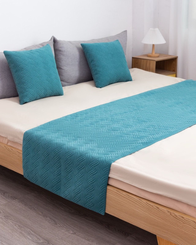 JUEGO DE PIECERA DE CAMA MAS 2 COJIN CON FUNDAS MODELO PLUSH TURQUESA - 1