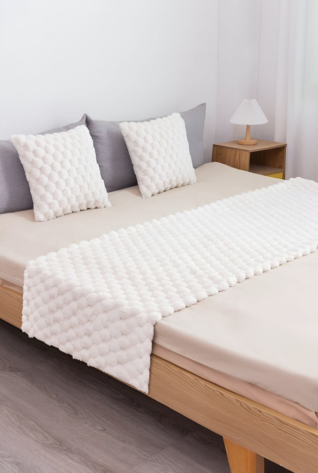 JUEGO DE PIECERA DE CAMA MAS 2 COJIN CON FUNDAS MODELO PERLA  BLANCO - 1