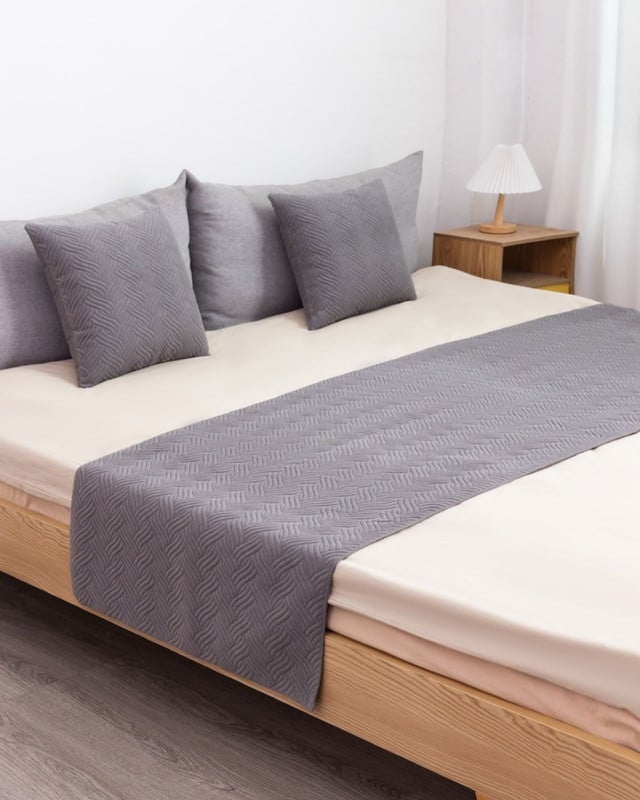 JUEGO DE PIECERA DE CAMA CON 2 FUNDAS MODELO PLUSH GRIS - 1