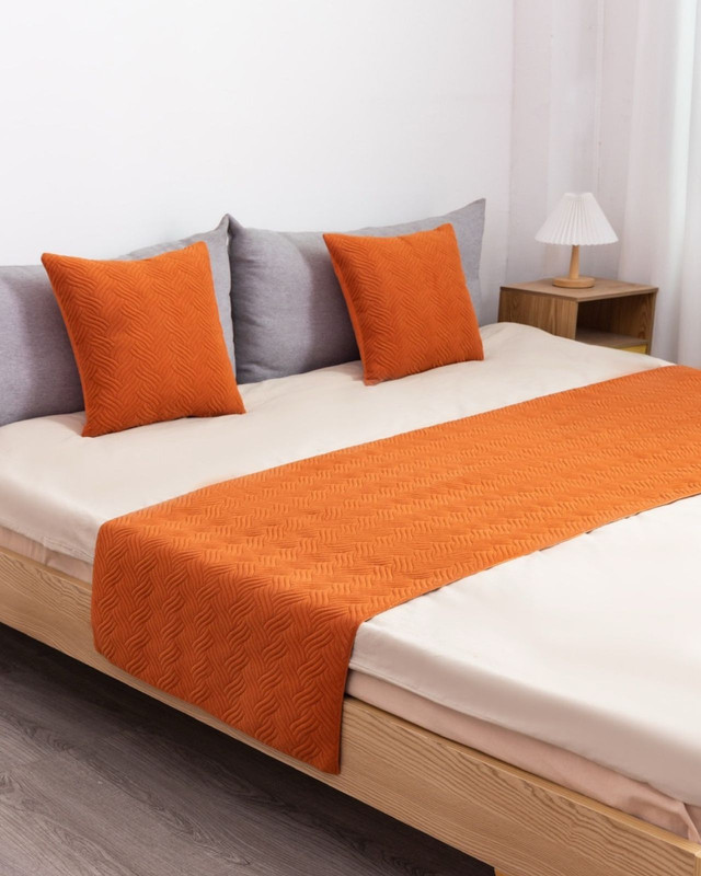 JUEGO DE PIECERA DE CAMA MAS 2 COJIN CON FUNDAS MODELO PLUSH NARANJA - 1