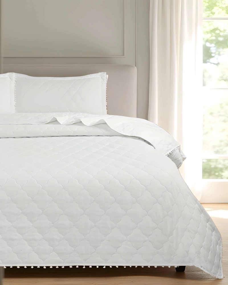 CUBRECAMA QUILT DE VERANO CON POMPONES PLAZA Y MEDIA BLANCO - 3