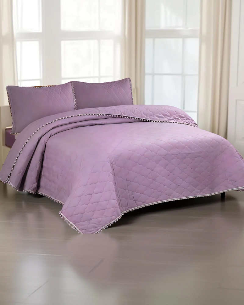 CUBRECAMA CON DETALLES DE POMPONES 2 PLAZAS COLOR MORADO - 3
