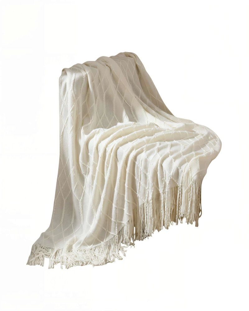 MANTA DECORATIVA CON FLECOS Y TEJIDO DE ROMBOS EN RELIEVE COLOR BLANCO - 1