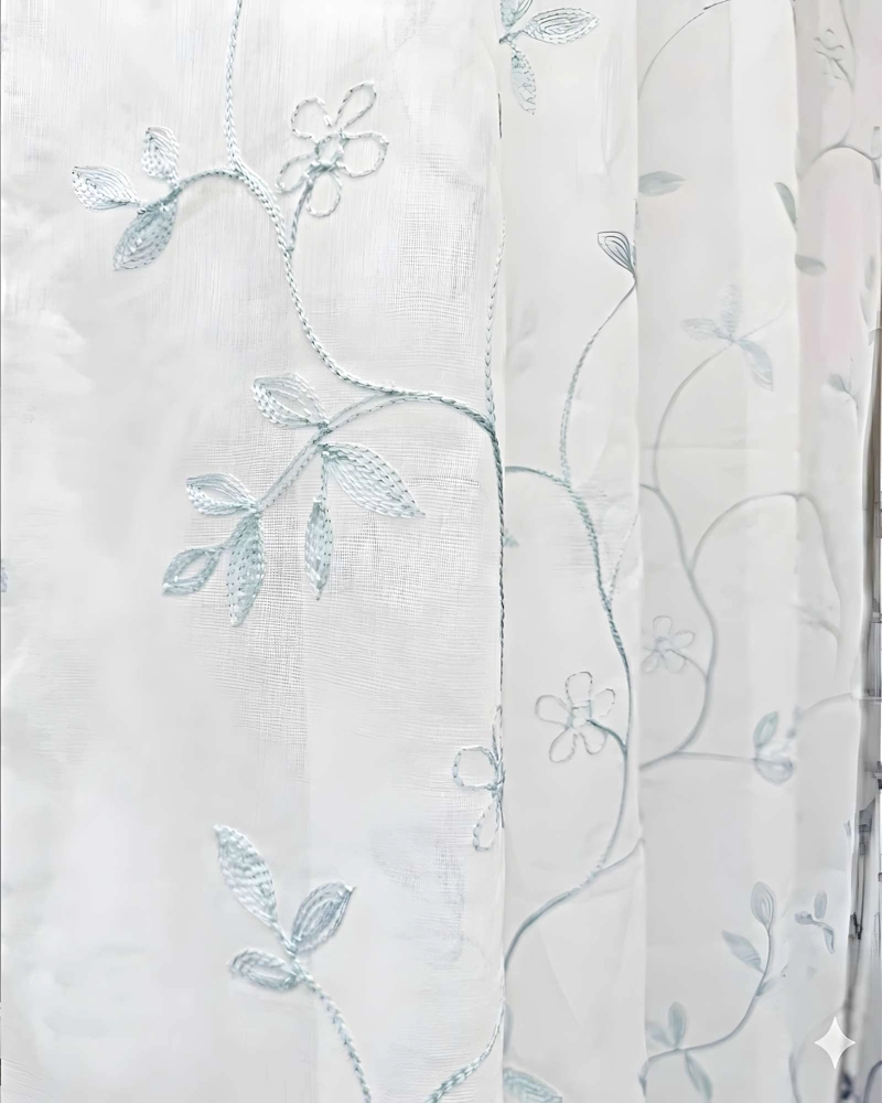 JUEGO DE 2 VISILLOS BORDADOS – ELEGANCIA FLORAL Y CLARIDAD NATURAL PARA EL HOGAR 06 - 2