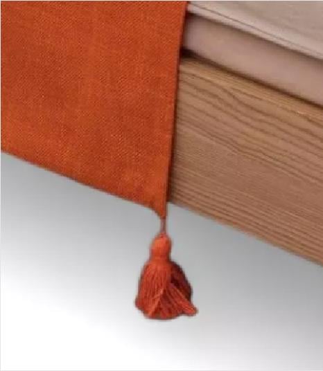 PIECERA PARA CAMA 2 PLAZA - KING EN LINO POMPONES 70X210 CM COLOR NARANJA - 1