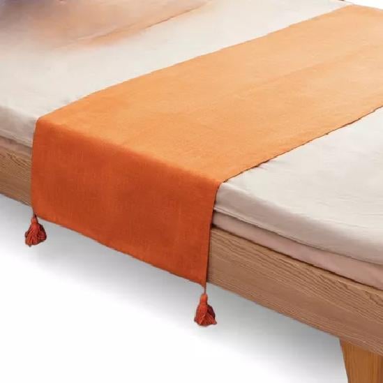 PIECERA PARA CAMA 2 PLAZA - KING EN LINO POMPONES 70X210 CM COLOR NARANJA - 2