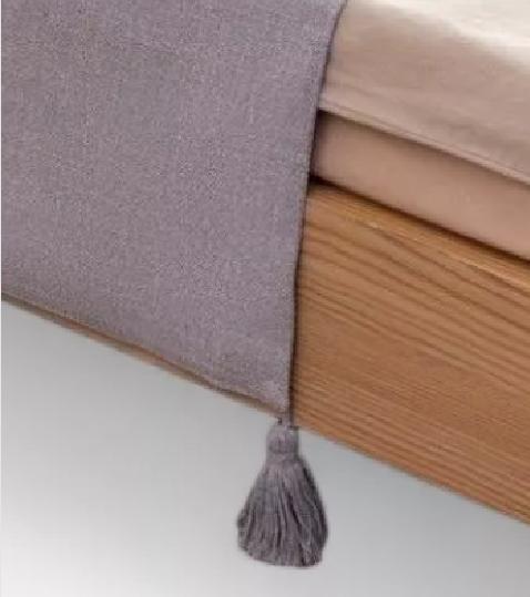 PIECERA PARA CAMA 2 PLAZA - KING EN LINO POMPONES 70X210 CM COLOR GRIS CLARO - 1