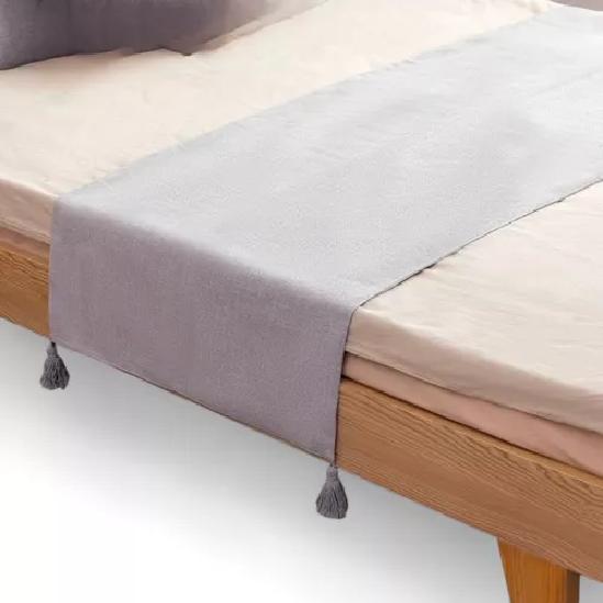 PIECERA PARA CAMA 2 PLAZA - KING EN LINO POMPONES 70X210 CM COLOR GRIS CLARO - 2