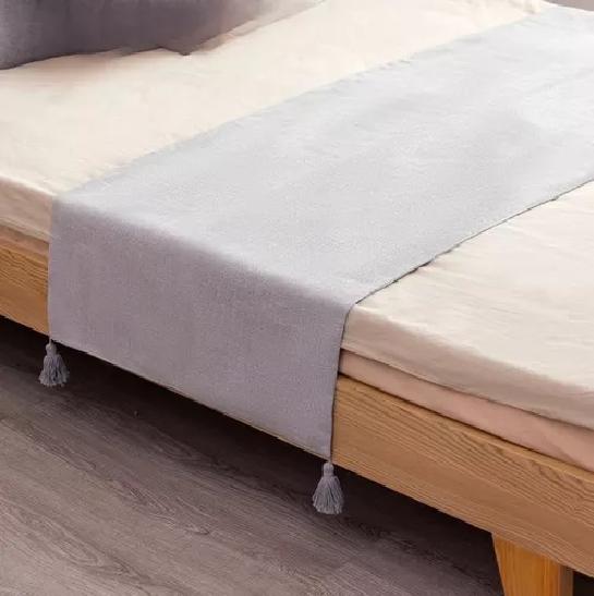 PIECERA PARA CAMA 2 PLAZA - KING EN LINO POMPONES 70X210 CM COLOR GRIS CLARO - 3