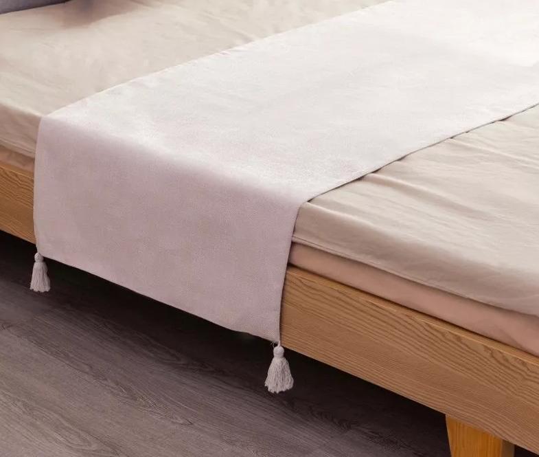 PIECERA PARA CAMA 2 PLAZA - KING EN LINO POMPONES 70X210 CM COLOR CREMA - 2