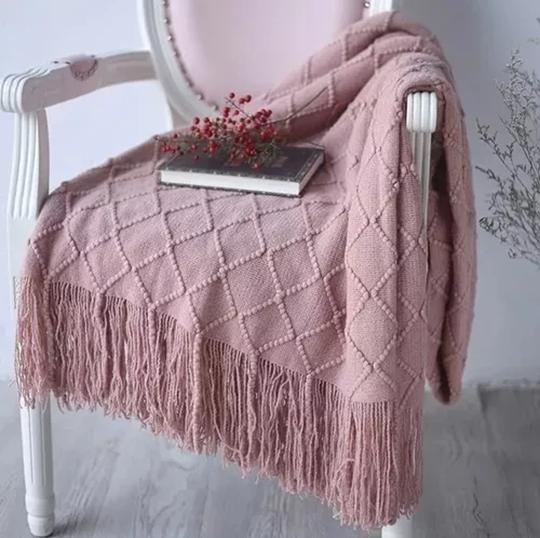 MANTA DECORATIVA TEJIDA PARA SILLÓN, PIECERA O CAMA COLOR ROSADO - 2